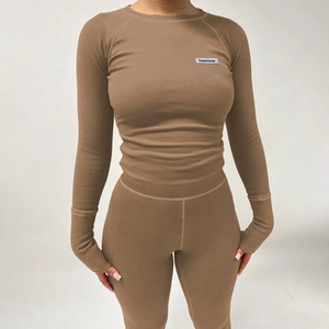 Détail d'un ensemble de yoga en maille côtelée kaki avec haut à manches longues et pantalon
