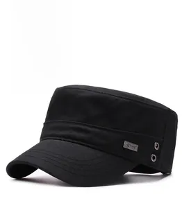 Détail d'une casquette en coton noir avec trous d'aération et badge logo métallique