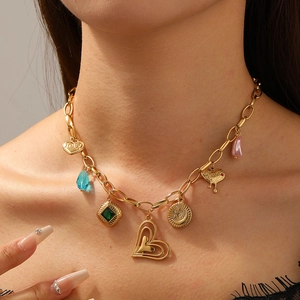 Collier doré multi-rangs avec pendentifs cœur, lune et soleil porté par un mannequin
