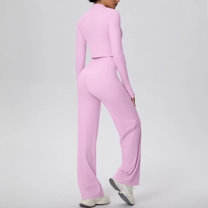 Vue détaillée d'une veste de sport rose à zip et d'un pantalon de yoga à jambe large