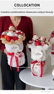Gros plan du bouquet de peluches de Noël avec Père Noël, bonhomme de neige et étiquette