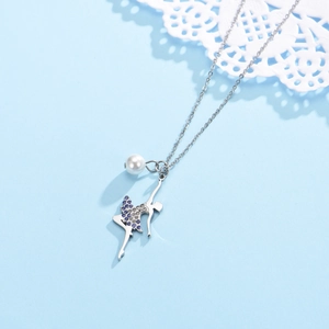 Collier avec pendentif ballerine aux cristaux bleus et perle sur fond bleu clair