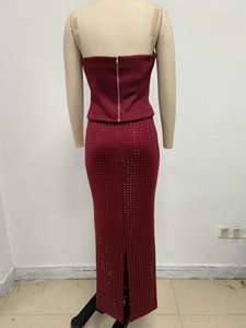 Détail de la robe de soirée rouge bordeaux à paillettes avec haut bustier élégant