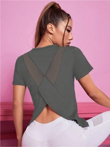 Gros plan du haut de yoga gris foncé avec dos croisé respirant et tissu à séchage rapide