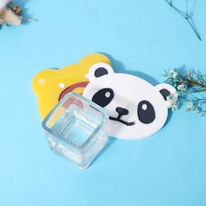 Dettaglio di sottobicchieri in silicone a forma di panda e orso su sfondo blu