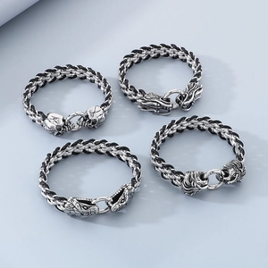 Détail de divers bracelets en cuir tressé pour hommes avec fermoirs dragon et lion