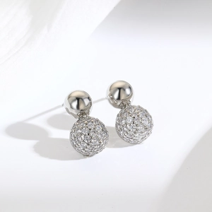 Elegante versilberte Doppelball-Ohrstecker mit funkelnden Zirkonia-Steinen für Damen