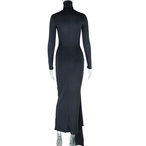 Vue arrière détaillée d'une robe maxi moulante à manches longues noire sur mannequin