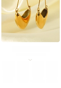 Detail of 18K gold-plated teardrop earrings with a polished mirror finish on silk