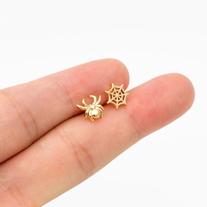 Pendientes asimétricos de araña y telaraña en metal dorado con un acabado pulido