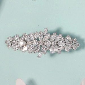 Gros plan détaillé d'une barrette à cheveux en cristal de zircon au design élégant