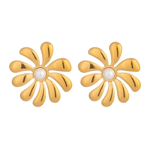 Elegant 18K gold plated flower stud earrings with central pearl on white background