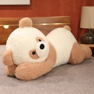 Détail macro du tissu en peluche bouclée et des coutures de l'ours en peluche géant