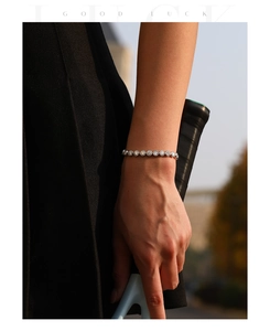Detailopname van de S925 zilveren tennisarmband met ronde zetkast en moissaniet steentjes