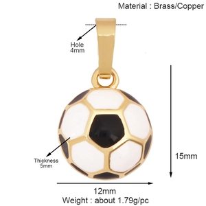 Vue détaillée du pendentif ballon de foot en émail doré avec dimensions 15x12mm