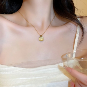 Collier élégant en acier inoxydable doré avec pendentif carré en pierre œil de chat