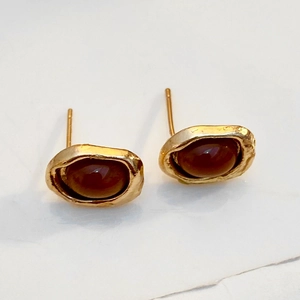 Details von Vintage Gold-Ohrringen mit ovalem Tigerauge und geschmolzener Metallstruktur
