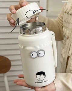 Close-up of the leak-proof silicone seal and tight screw thread of the cream thermos