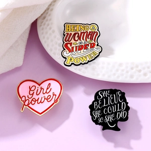 Lot de trois broches en émail Girl Power avec citations sur fond violet élégant