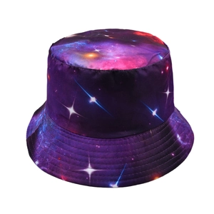 Dettaglio della stampa galassia viola e delle cuciture su questo cappello a secchiello