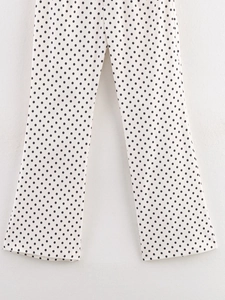 Vue détaillée du pantalon blanc pour femmes avec imprimé à pois noirs et coupe droite