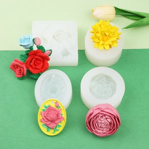 Makroansicht von vier Silikonformen für Rosen und Gänseblümchen mit floralen Abgüssen