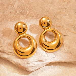 Détail des boucles d'oreilles rondes creuses plaquées or 18 carats sur socle en pierre