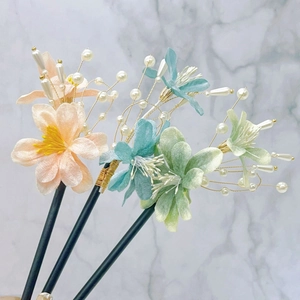 Détail d'épingles à cheveux fleurs en velours faites main avec perles et fil doré fin