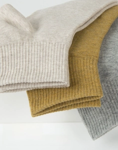 Detail der hochelastischen Rippbündchen an antibakteriellen Baumwollsocken in Beige
