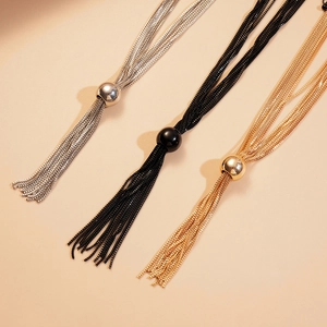 Collier multi-rangs à franges avec billes en métal poli en argent, noir et doré chic