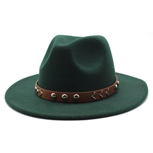 Chapeau fedora en laine vert foncé à large bord avec bande en cuir ornée de rivets