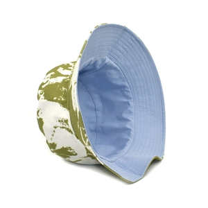 Détail du chapeau bob réversible en coton avec motif vert et revers bleu clair uni
