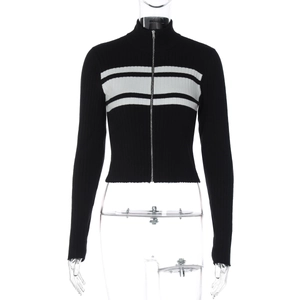 Détail du cardigan noir en maille avec rayures blanches contrastées et col montant zippé