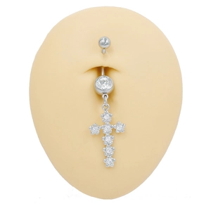 Gros plan sur un piercing de nombril en argent avec croix et zircons brillants