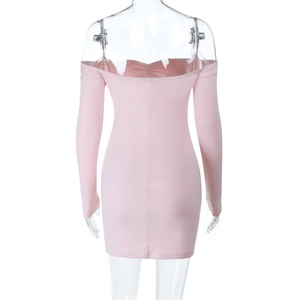 Dettaglio mini abito rosa con spalle scoperte, fiore in metallo traforato e design aderente