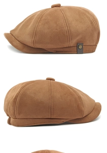 Detalle de gorra de pana marrón con etiqueta de cuero cosida y botón metálico decorativo
