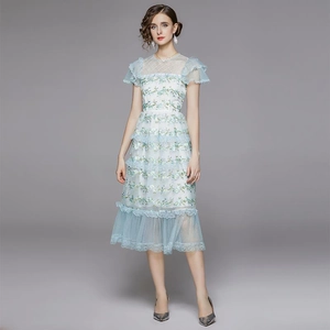 Robe évasée bleu clair avec broderies florales, manches volantées et taille haute