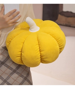 Gros plan du coussin citrouille en velours côtelé jaune doux pour déco intérieure
