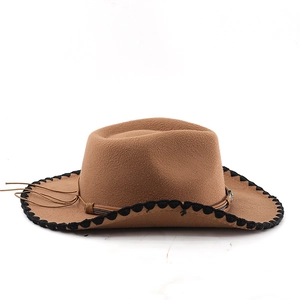 Détail d'un chapeau de cow-boy brun avec bordure brodée noire et cordon décoratif