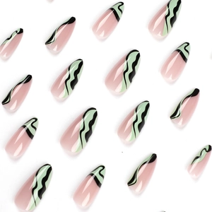 Unghie a mandorla press-on con punte verde menta e motivi a onde nere eleganti