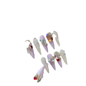 Unghie finte a stiletto fatte a mano color lavanda e crema con cristalli e perle