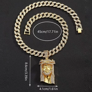 Dettaglio del ciondolo Gesù in oro con catena cubana da 45cm e misure del prodotto