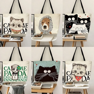 Détail de sacs fourre-tout en toile avec imprimés d'animaux mignons et poignées robustes
