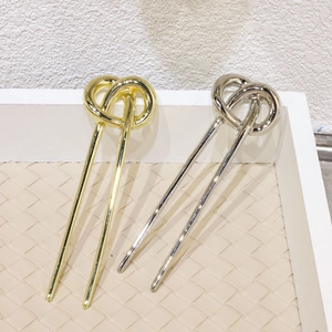 Minimalist gold and silver alloy U-shaped hairpins with elegant knot design on tray