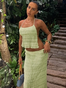 Ensemble chic français haut dos nu vert clair et jupe longue avec texture plissée