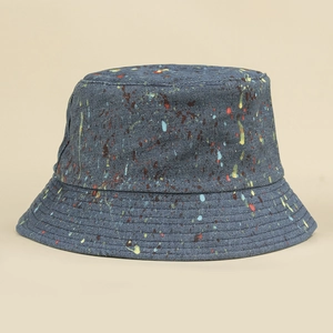 Chapeau bob en denim bleu marine avec taches de peinture colorées et style urbain