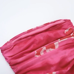 Détail du tissu en maille tie-dye rose avec bords à volants et finitions de couture précises