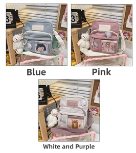 Vue détaillée de petits sacs bandoulière en toile avec fente transparente et dessins