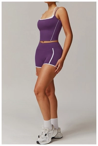 Détail d'ensemble de yoga violet avec liserés blancs contrastés et short taille haute