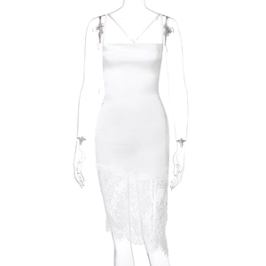 Détail d'une robe nuisette en satin blanc avec bordure en dentelle sur un mannequin transparent